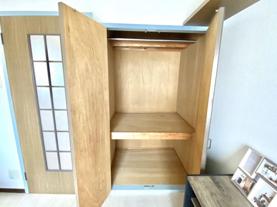 収納　ハンガーパイプ付き収納と吊棚があります