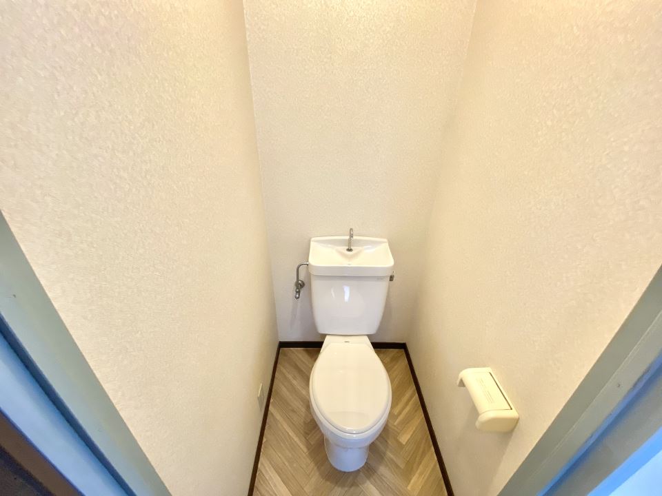 トイレ　白いクロスで明るいトイレです