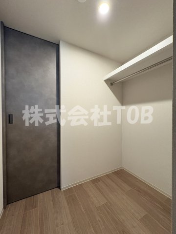 収納　洋室4.3帖からのウォークインクローゼット