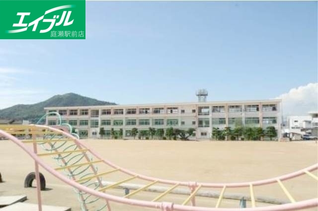 小学校　倉敷市立赤崎小学校（小学校）まで905m
