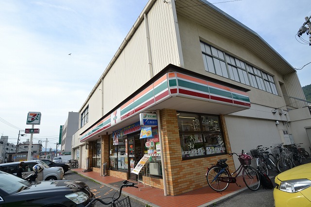 コンビニ　セブンイレブン広島戸坂中町店（コンビニ）まで365m