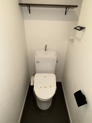 トイレ　落ち着いた色調のトイレです
