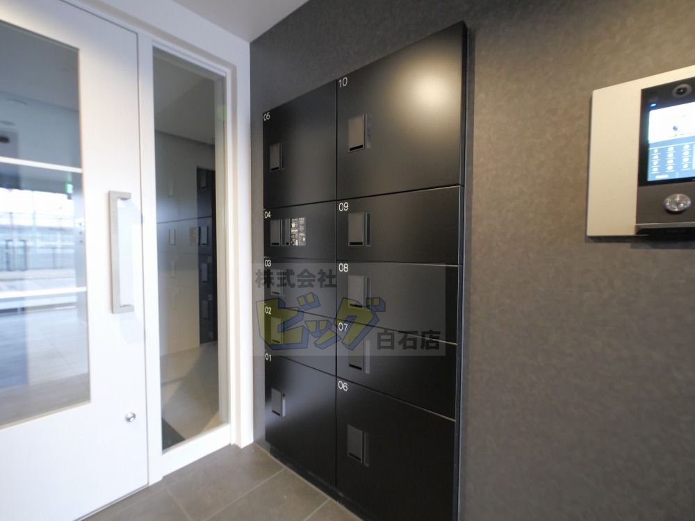 エントランス　留守中も荷物が受け取れて便利な宅配ＢＯＸ完備しています♪