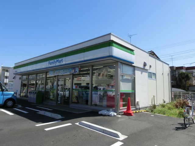 コンビニ　ファミリーマート（コンビニ）まで695m