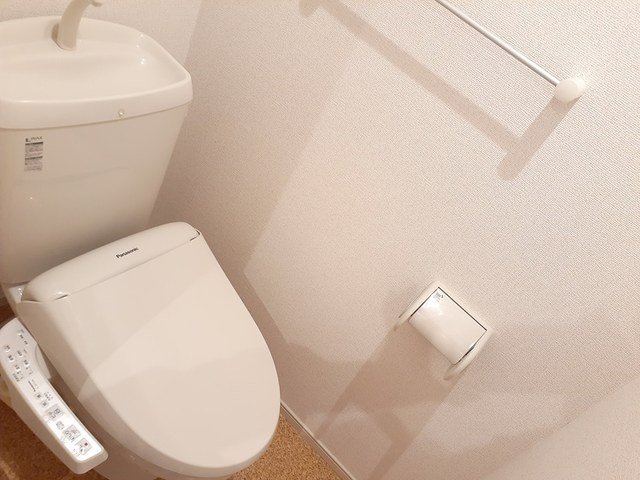 トイレ　落ち着いた色調のトイレです