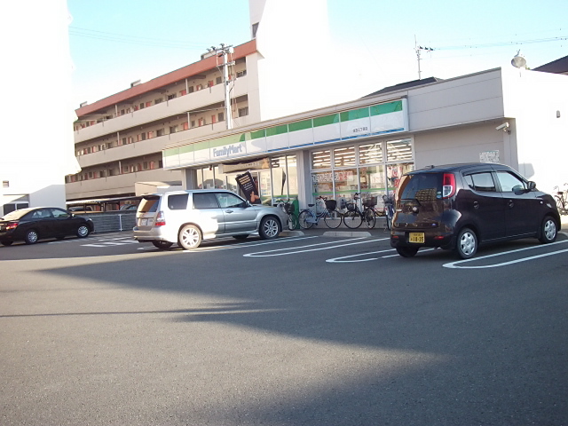 コンビニ　ファミリーマート（コンビニ）まで300m