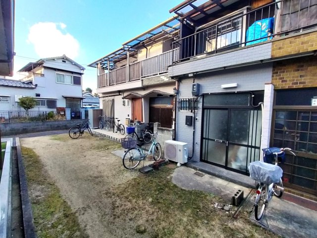 庭　玄関前ひろーい庭あります
