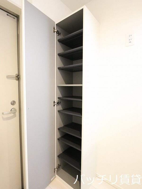 玄関　別号室タイプの為、現状を優先致します。