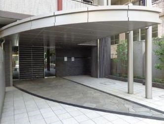 エントランス　弊社は全物件が仲介手数料半月分でご紹介可能です。