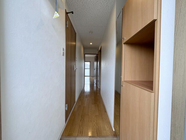 ロビー　落ち着いた色調の内装です