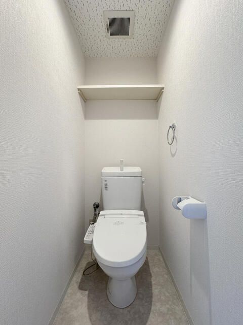 トイレ　落ち着いた色調のトイレです