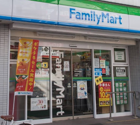 コンビニ　ファミリーマート（コンビニ）まで64m