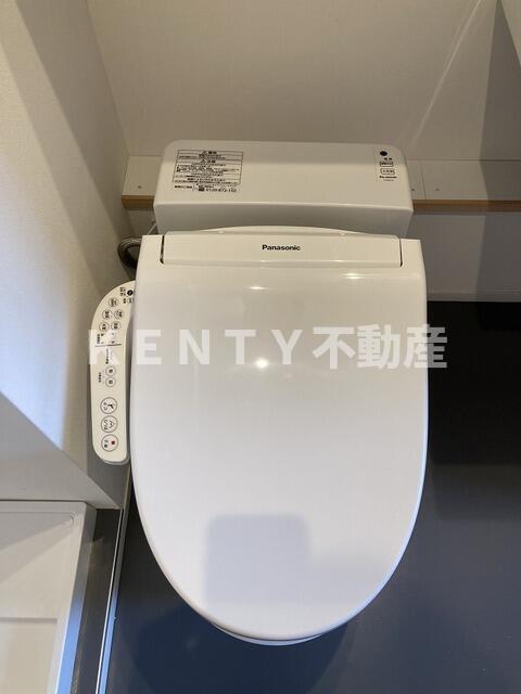 トイレ　落ち着いた色調のトイレです