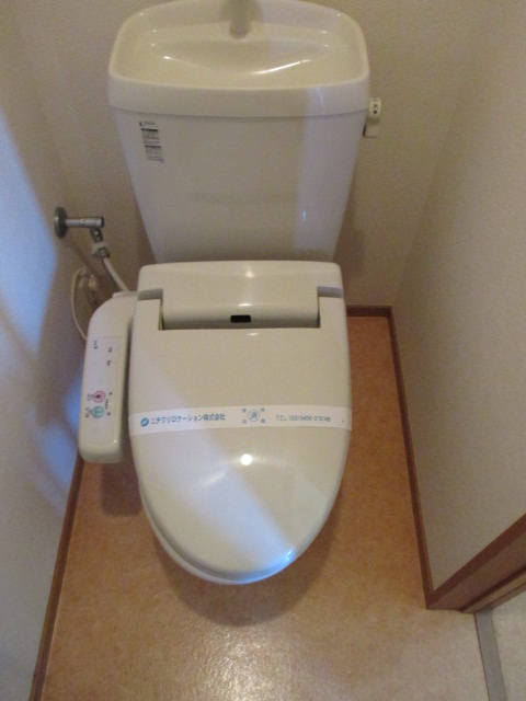 トイレ　嬉しいウォシュレット付き