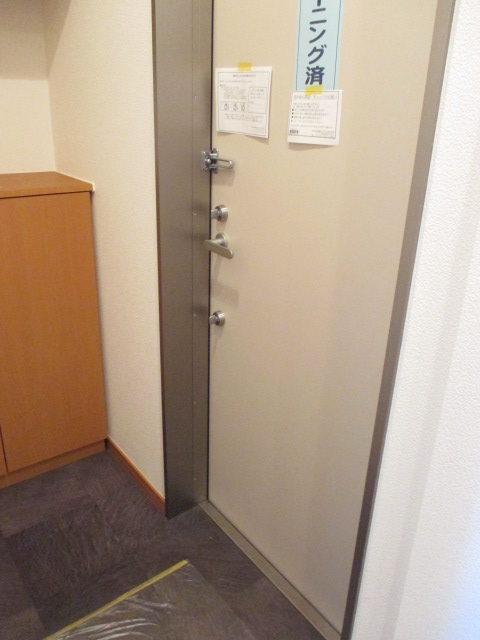 玄関　ダブルロックドアなので安心です