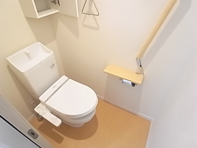 トイレ　落ち着いた色調のトイレです