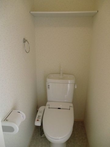 トイレ　棚・ウォシュレット付き