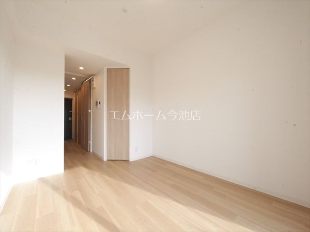 居室・リビング　洋室7.0帖　エアコン付　収納スペース充実しています