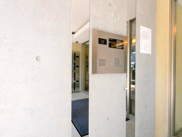 エントランス　人気のオートロック付きマンションです♪