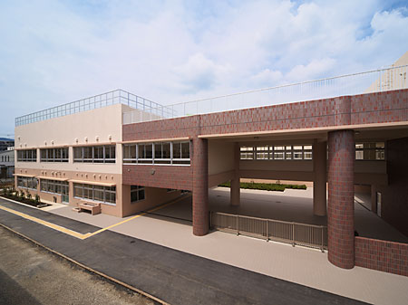 中学校　八王子市立横山中学校（中学校）まで333m