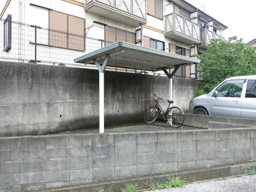 その他共有部分　敷地内には屋根付きサイクルポートがあります♪