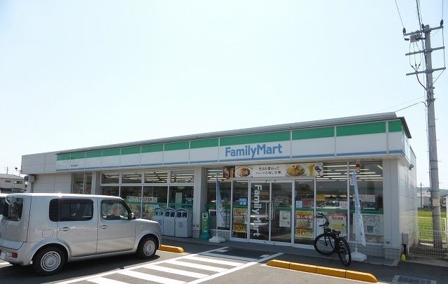 コンビニ　ファミリーマートさん（コンビニ）まで1800m