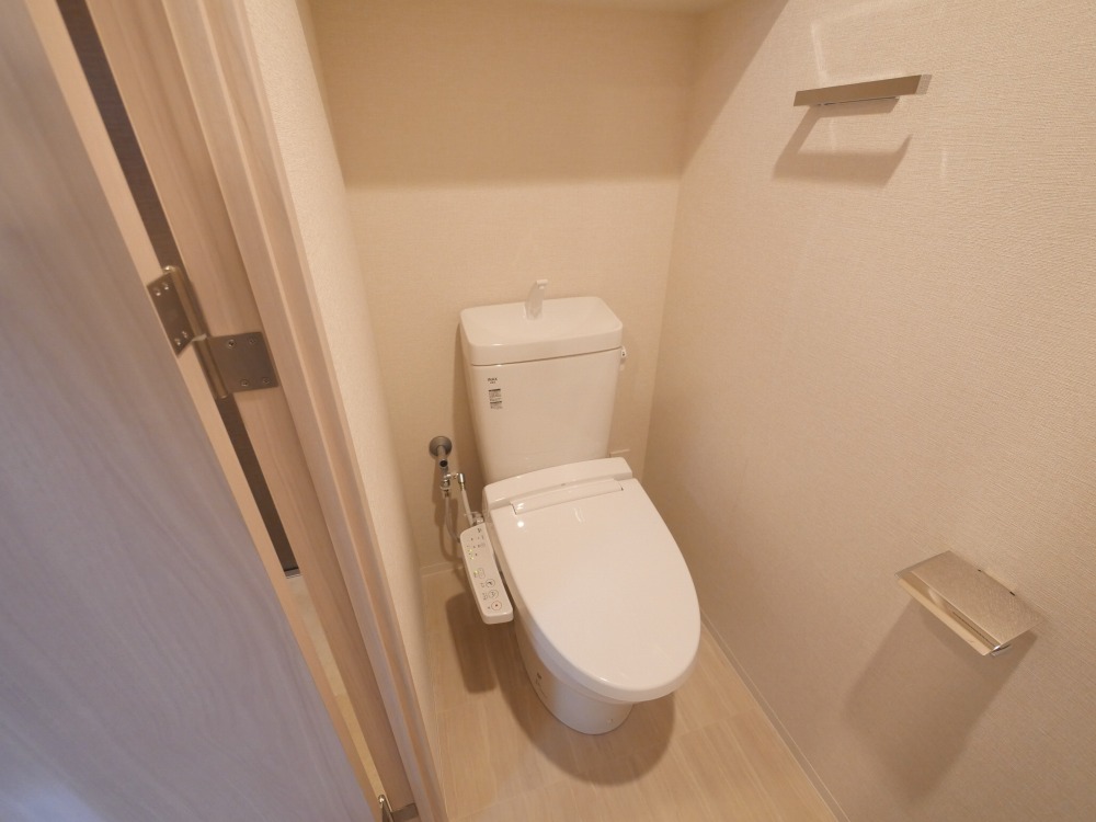 トイレ　落ち着いた色調のトイレです