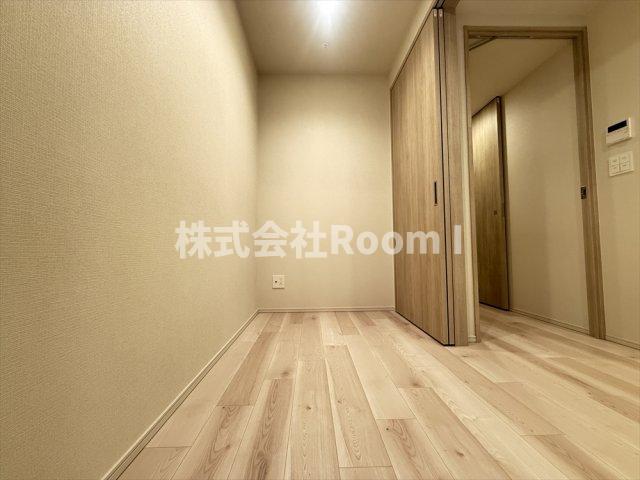その他部屋・スペース　落ち着いた色調の寝室です