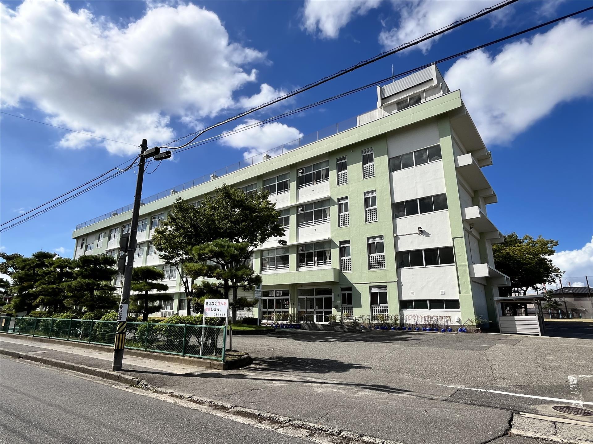 小学校　新潟市立竹尾小学校（小学校）まで689m