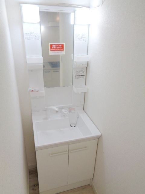 洗面設備　忙しい朝に活躍する独立洗面台です