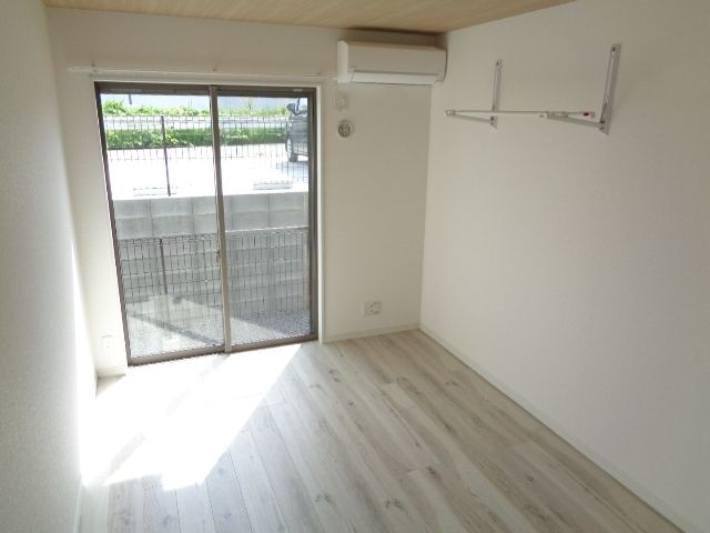 居室・リビング　白を基調とした明るいお部屋です