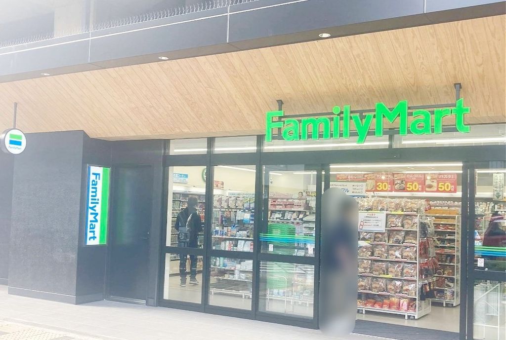 コンビニ　ファミリーマートエキア越谷店（コンビニ）まで300m