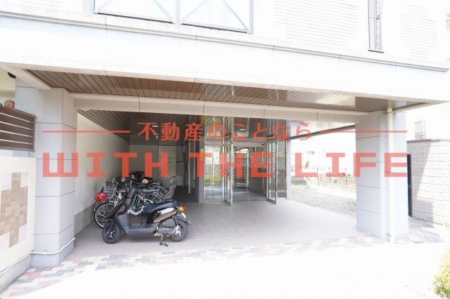 エントランス　落ち着いたエントランスです