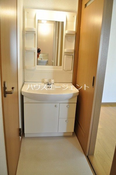 洗面設備　洗面台下の収納もありがたいです。