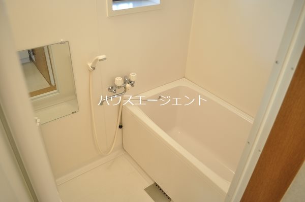 バス・シャワールーム　バストイレ別の浴室小窓も付いていて換気もいいです。