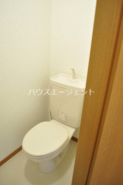 トイレ　バストイレ別のトイレ。清潔感があります。