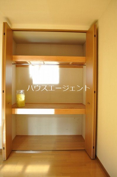 収納　洋室のクローゼットはたっぷりサイズ。