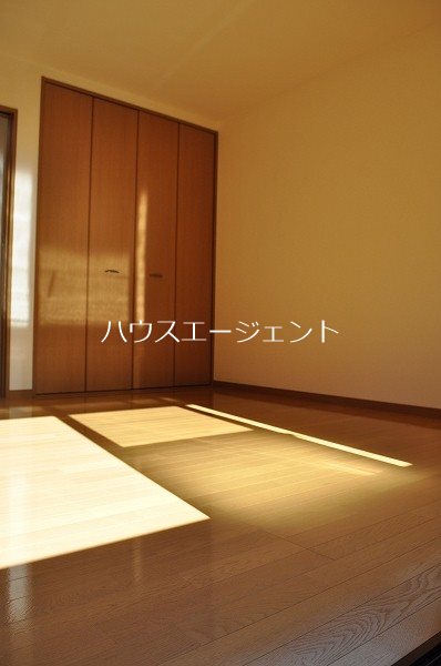 その他　洋室広めの８帖。明るいです。