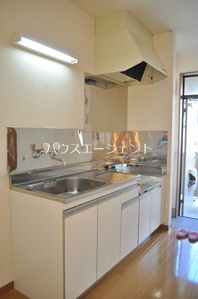 キッチン　白を基調としたキッチンには2口ガスコンロ設置可能です。自炊派