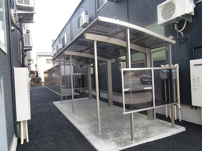 エントランス　屋根付き駐輪場