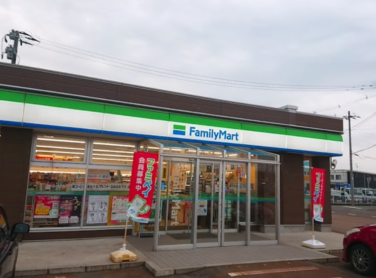 コンビニ　ファミリーマート つばめ吉田東栄町店（コンビニ）まで186m
