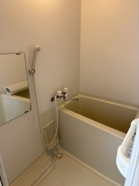 バス・シャワールーム　別部屋の写真となります。