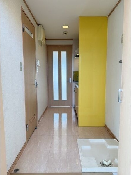 玄関　別部屋の写真となります。