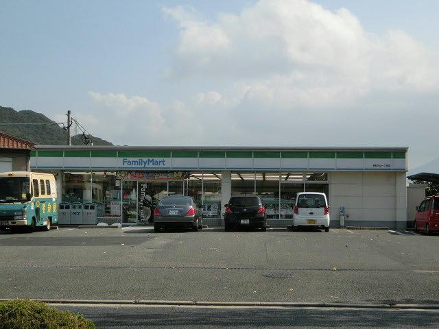 コンビニ　ファミリーマート／若松鴨生田店（コンビニ）まで590m