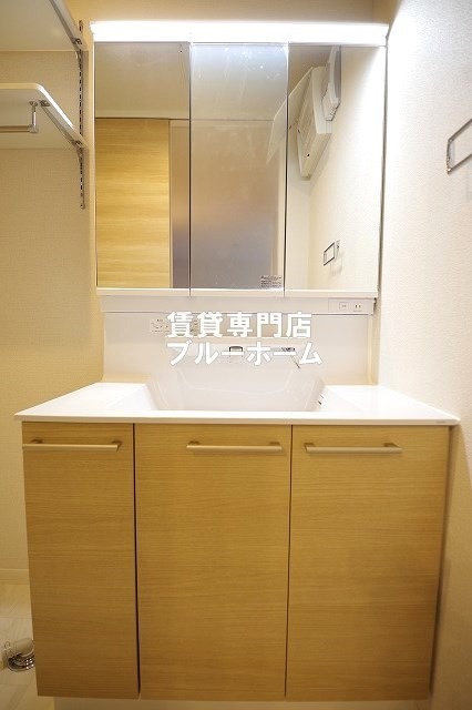 洗面設備　三面鏡独立洗面台！