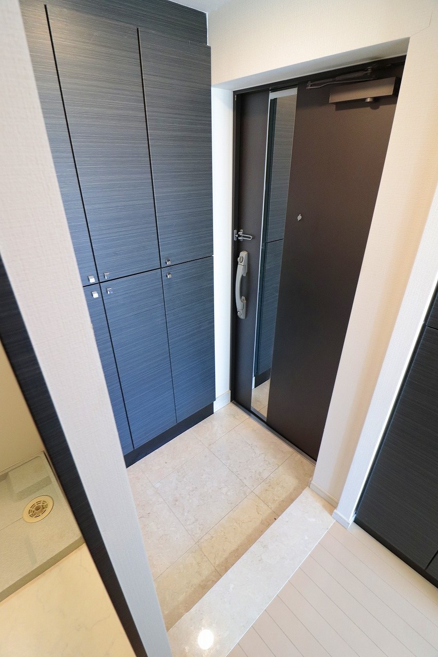 玄関　同仕様タイプのお部屋になります。