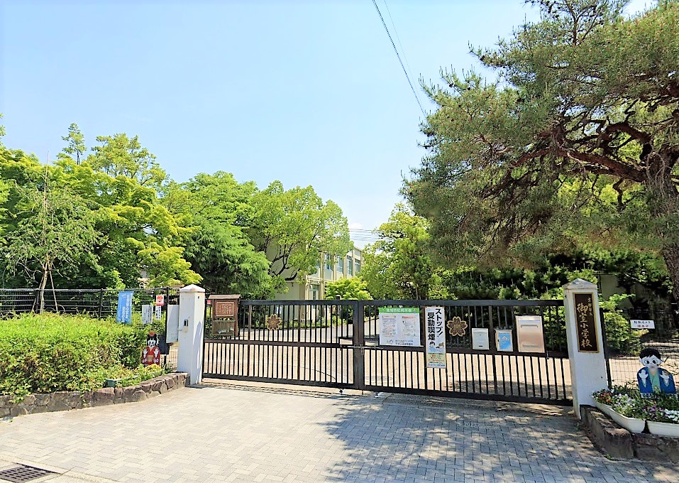小学校　京都市立御室小学校（小学校）まで971m