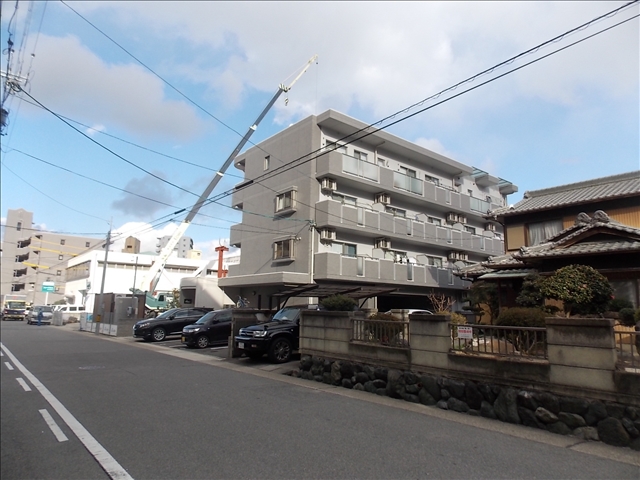 建物外観　タイル貼りの綺麗な外観です！
