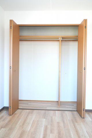 収納　折れ戸は左右に移動できます