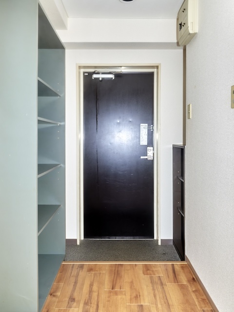 玄関　便利な大型収納棚とオープンシューズボックス